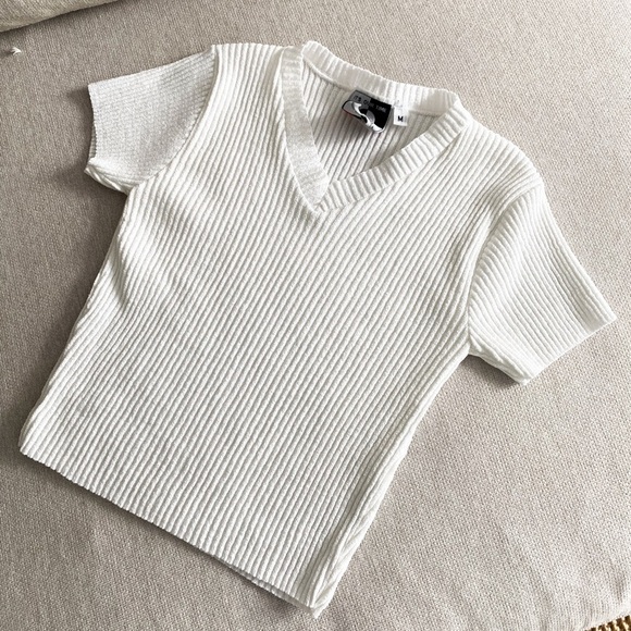 Vintage White Tee - Fashion Avenue Cropped Ribbed Knit V-Neck Top – Size Medium - Picture 7 of 8
